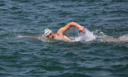 Цанко Цанков дава старт на сутрешно плуване в морето на Никулден в Бургас