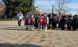 Деца от ДГ „Слънце“ с коледни наричания в Камено