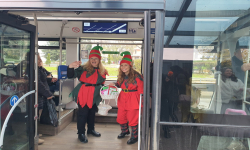 Снежанка и елфите раздават късметчета в градския транспорт и на пазар 