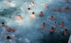 Ето как можете да се включите в ритуала по спасяването на Светия кръст на Йордановден в Бургас