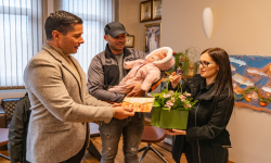 Кметът на Царево Марин Киров посрещна Денадя - едно от първите бебета на 2026 година 