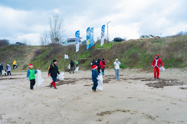 Доброволци с коледни костюми почистиха плажа в Ахтопол