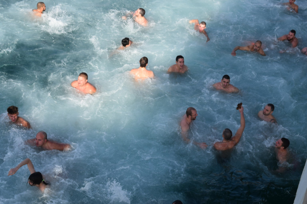 Ето как можете да се включите в ритуала по спасяването на Светия кръст на Йордановден в Бургас