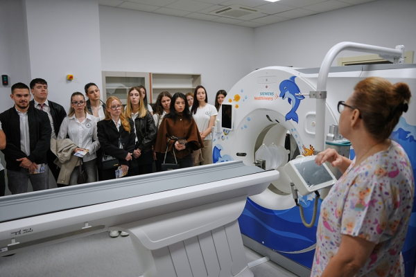 600 ученици от 13 бургаски училища разгледаха новата Детска болница и откриха колко е различна