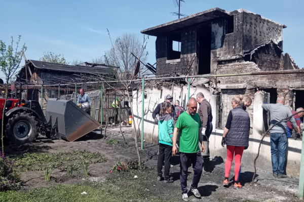 Верига на доброто: Подкрепа за семейство от село Ливада, останало без дом след пожар