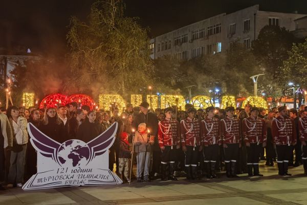 Стотици ученици се включиха във факелното шествие по повод Деня на народните будители