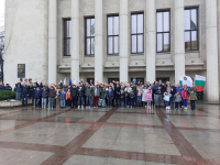 Златната снимка на имениците събра десетки бургазлии пред Общината