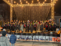 Традицията „Коледуване“ оживя на площада в Царево