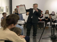 Руси Чанев дари 60 издания на адаптираната за деца версия на „Под игото“ на бургаски училища