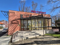 Приморско преобразява Морската градина: превръща пустееща сграда в арт център