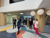Ръководството на ЕИБ впечатлено от напредъка на детската болница и студентския кампус