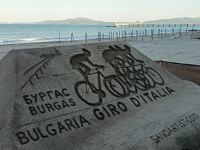 Пясъчна скулптура „Giro d’Italia“ изгря на плажа в Бургас