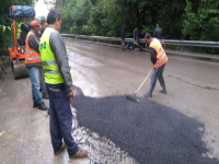 Ремонти затрудняват движението в ключови отсечки към морето