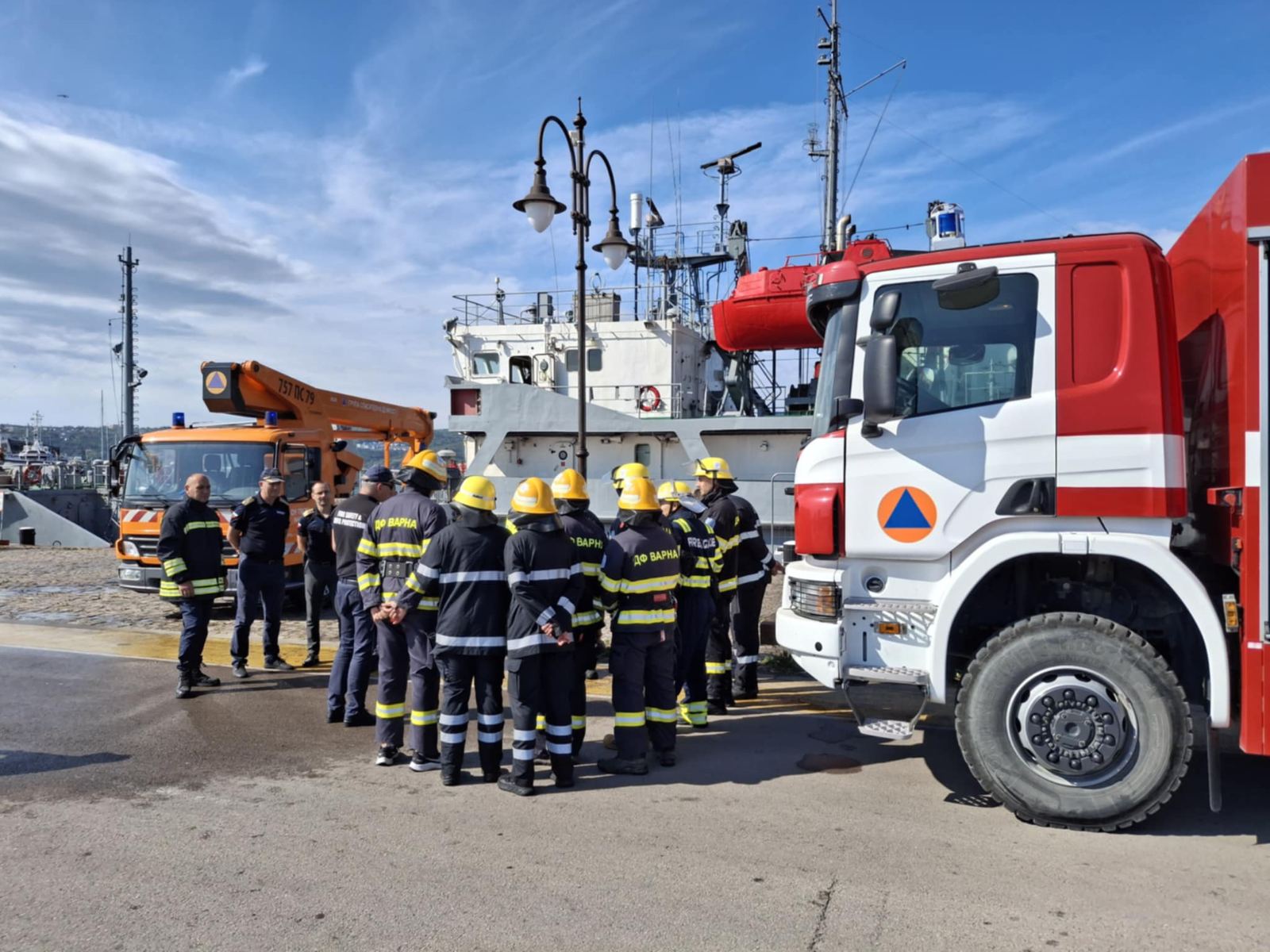 Снимки: © Клуб Екстремен към ТД „Родни Балкани“: Бриз 2025 – оказване на помощ при пожар на военен кораб