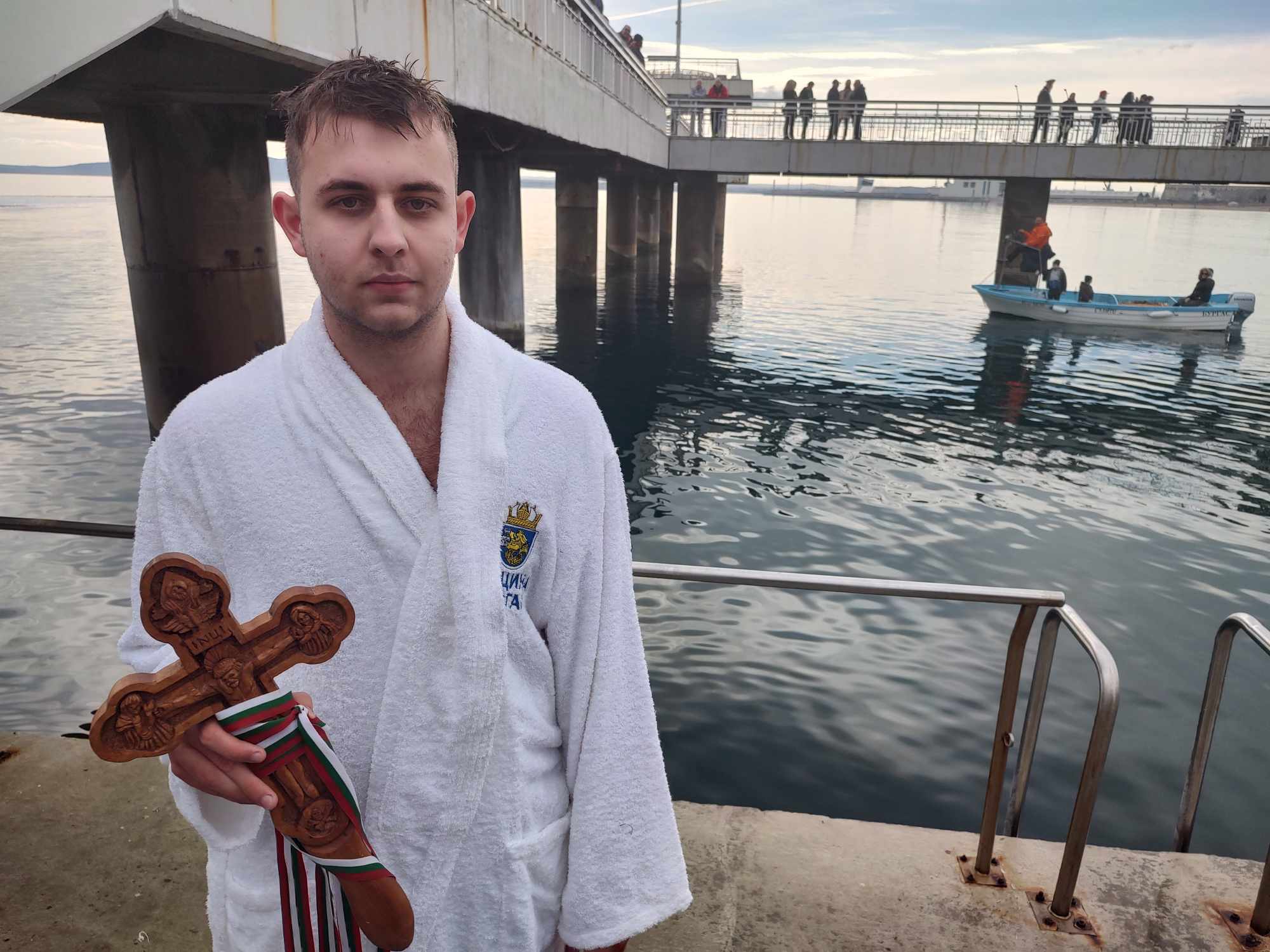 18-годишен ученик спаси Богоявленския кръст в Бургас 