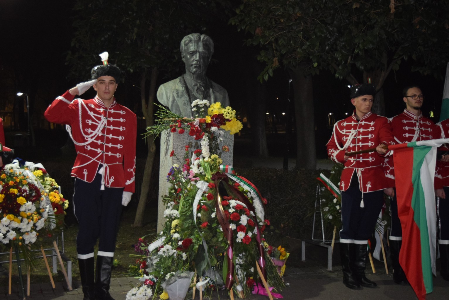 Стотици факли озариха Бургас в памет на Апостола