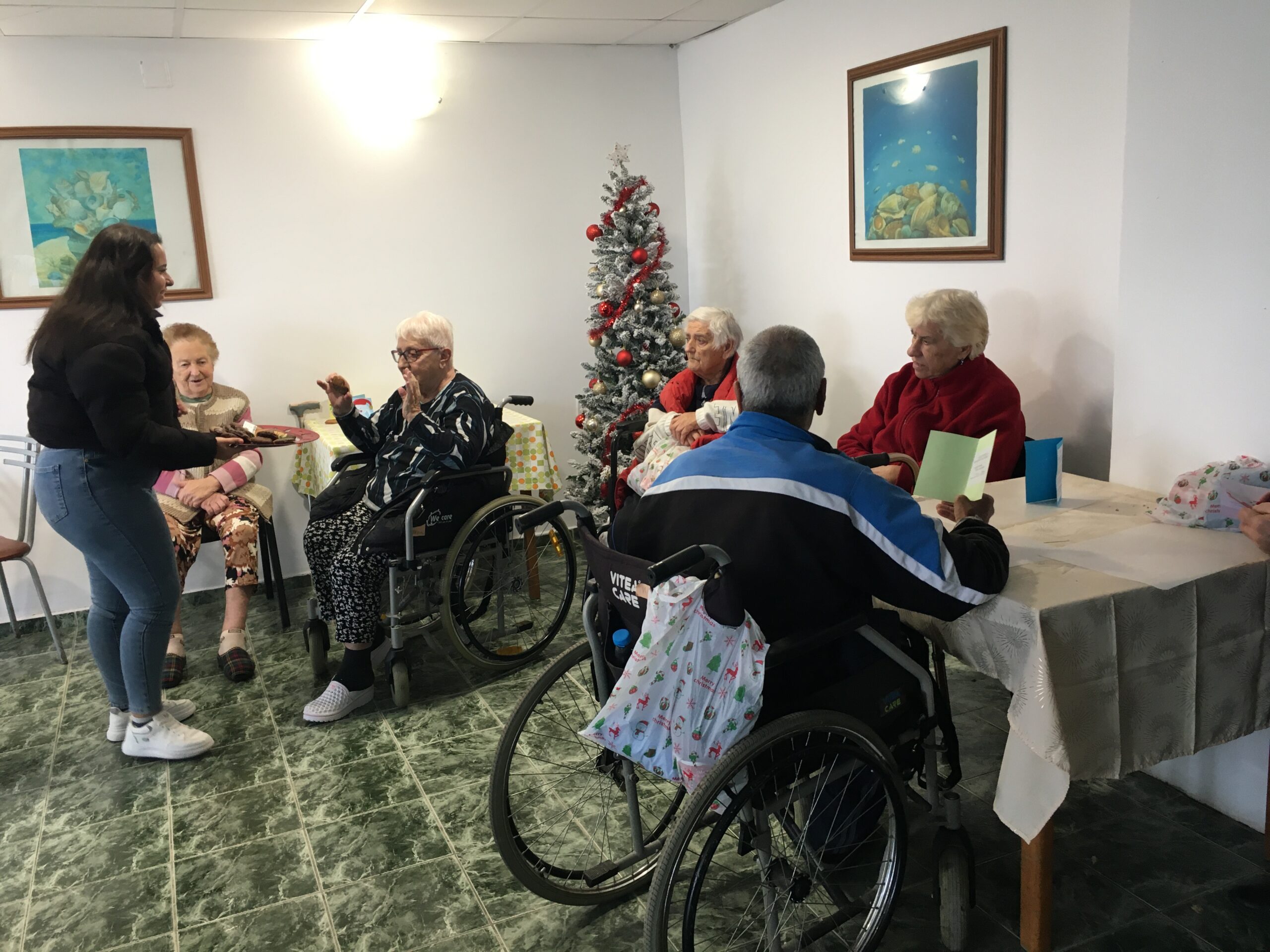 Деца от Поморие и Каблешково с мили жестове към самотните хора по Коледа