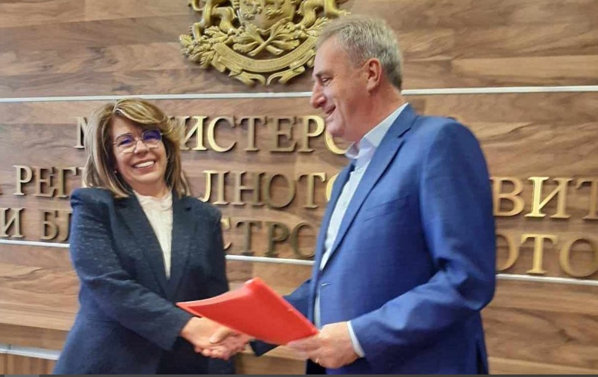 Кметът на Айтос подписа с МРРБ договор за финансиране за 12.5 млн. лева