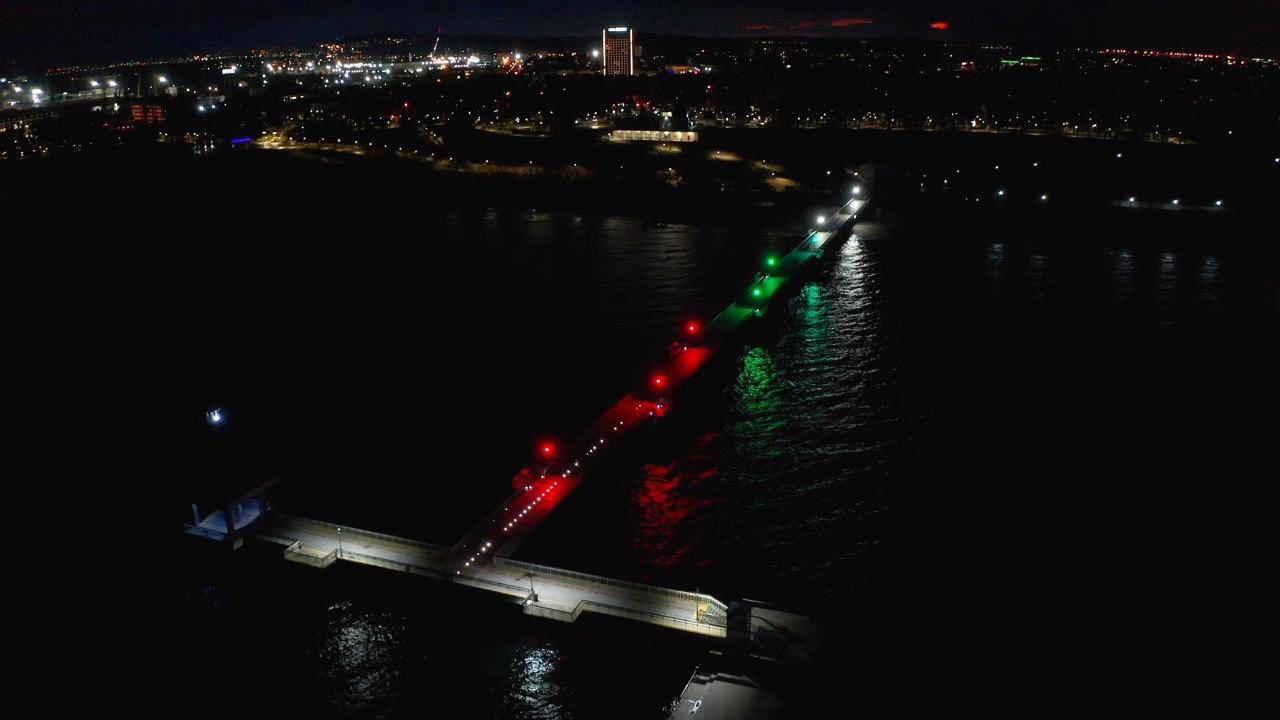 Мостът в Бургас светна с цветовете на националния флаг 