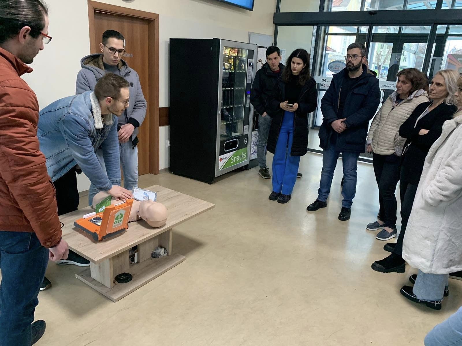 Лекари обучиха персонала на автогара “Юг” да борави с дефибрилатор