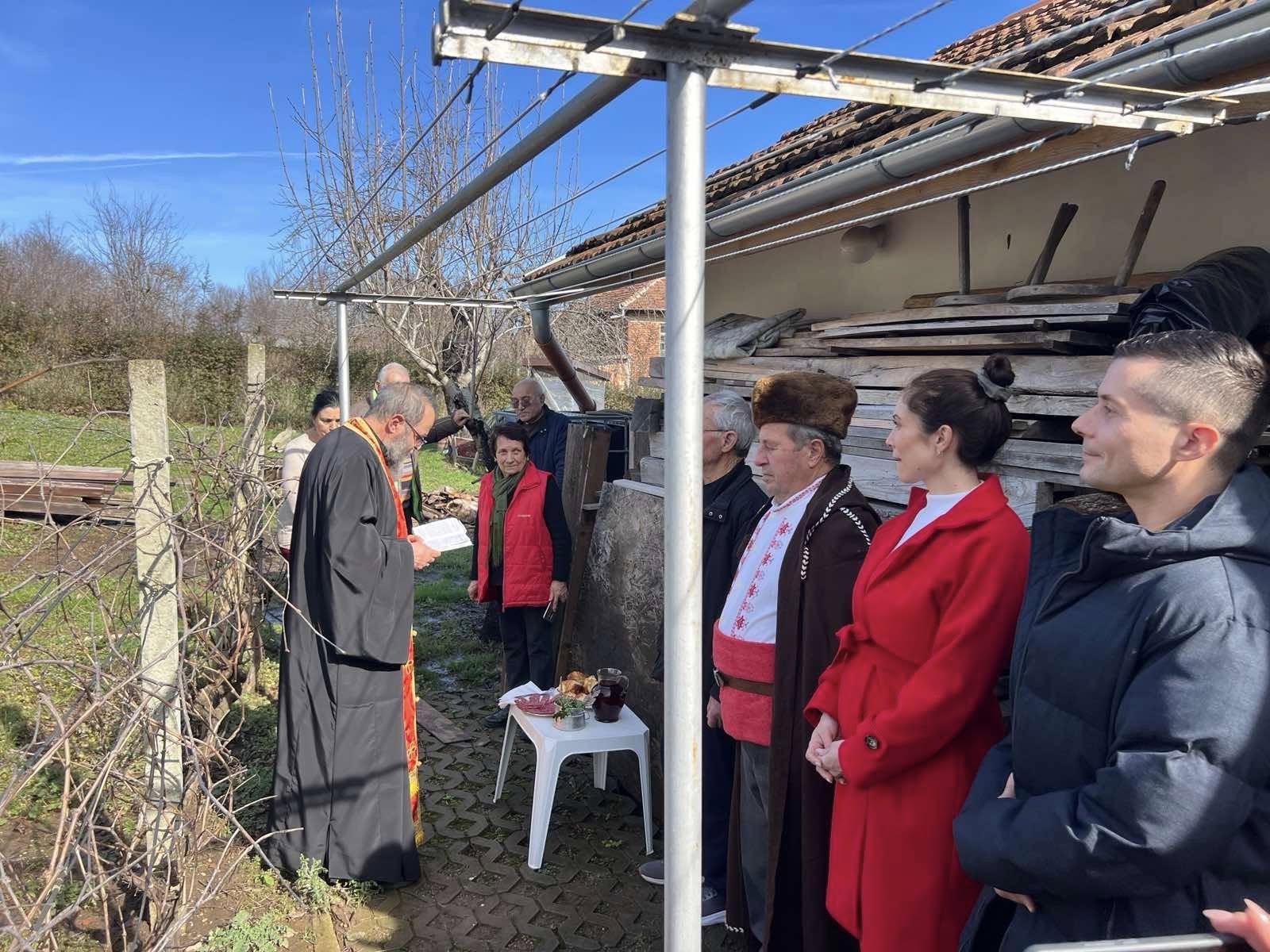 В Лозенец и Фазаново зарязаха ритуално лозята за здраве и берекет  