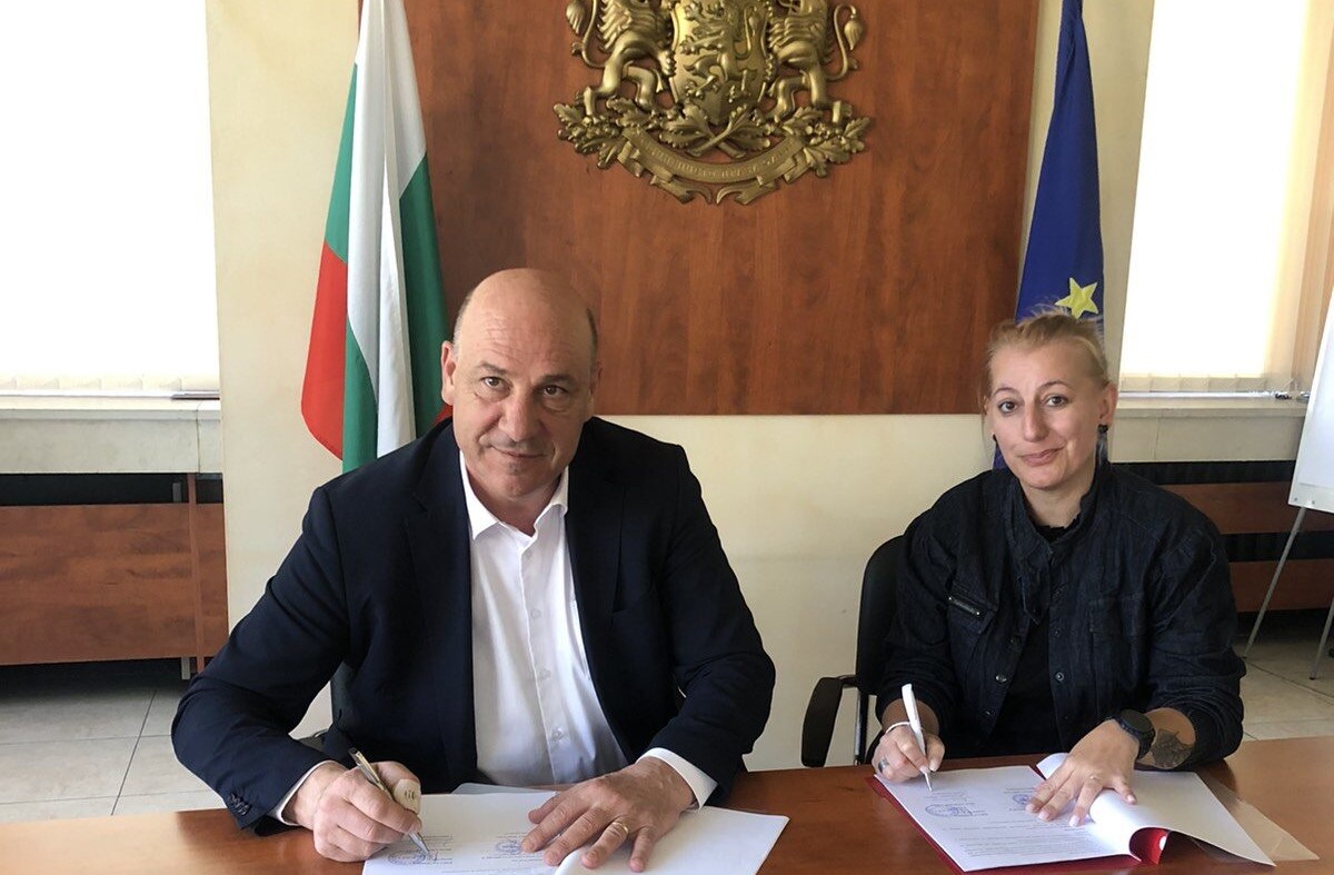 Кметът на Поморие подписа споразумение с МРРБ за основен ремонт на общински път 