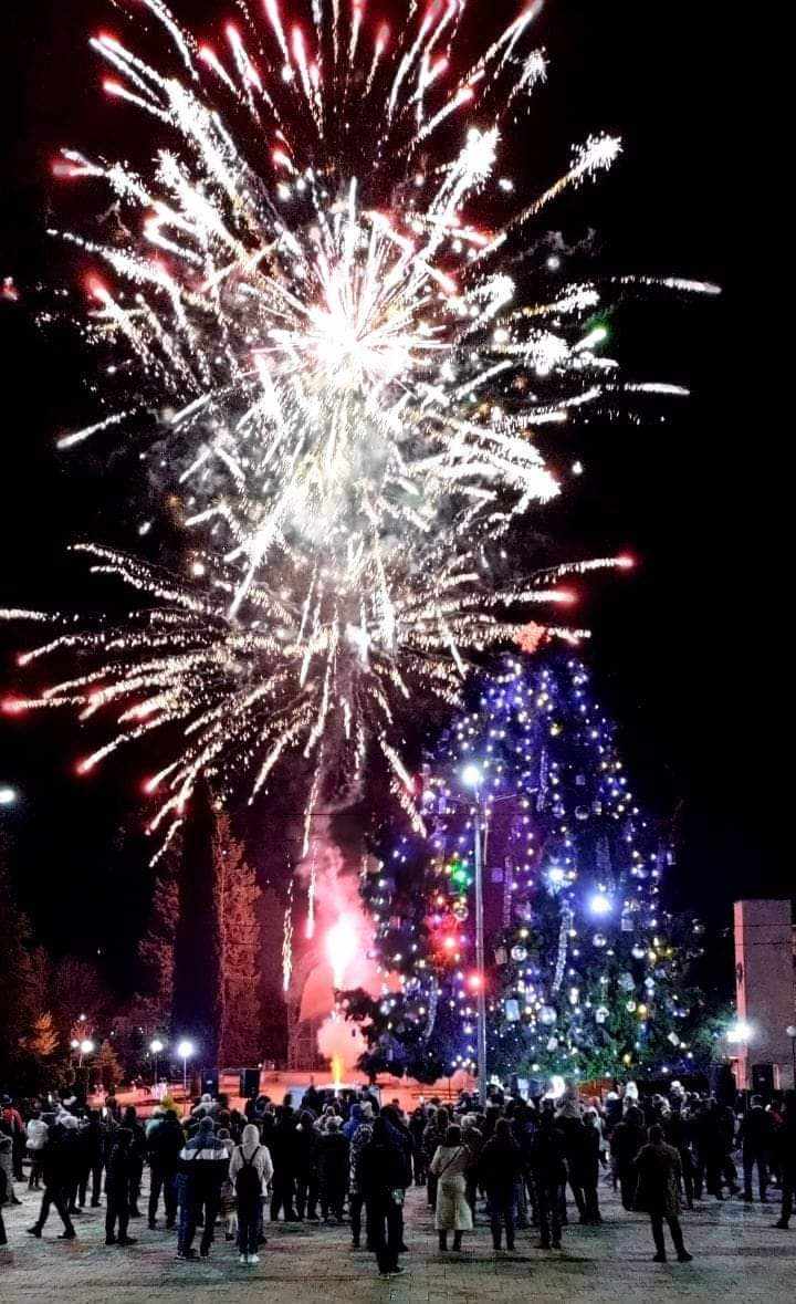 И в Камено грейнаха светлините на коледната елха