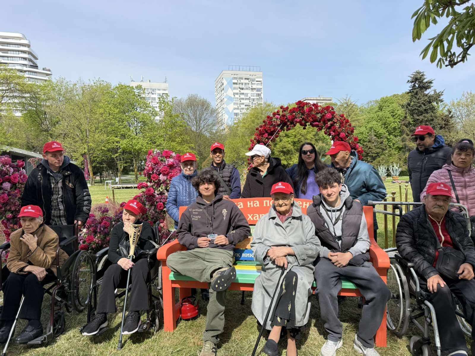 Благотворителната арт инсталация „Пейка Поколения в хармония“ беше представена на Флора Бургас 2026 