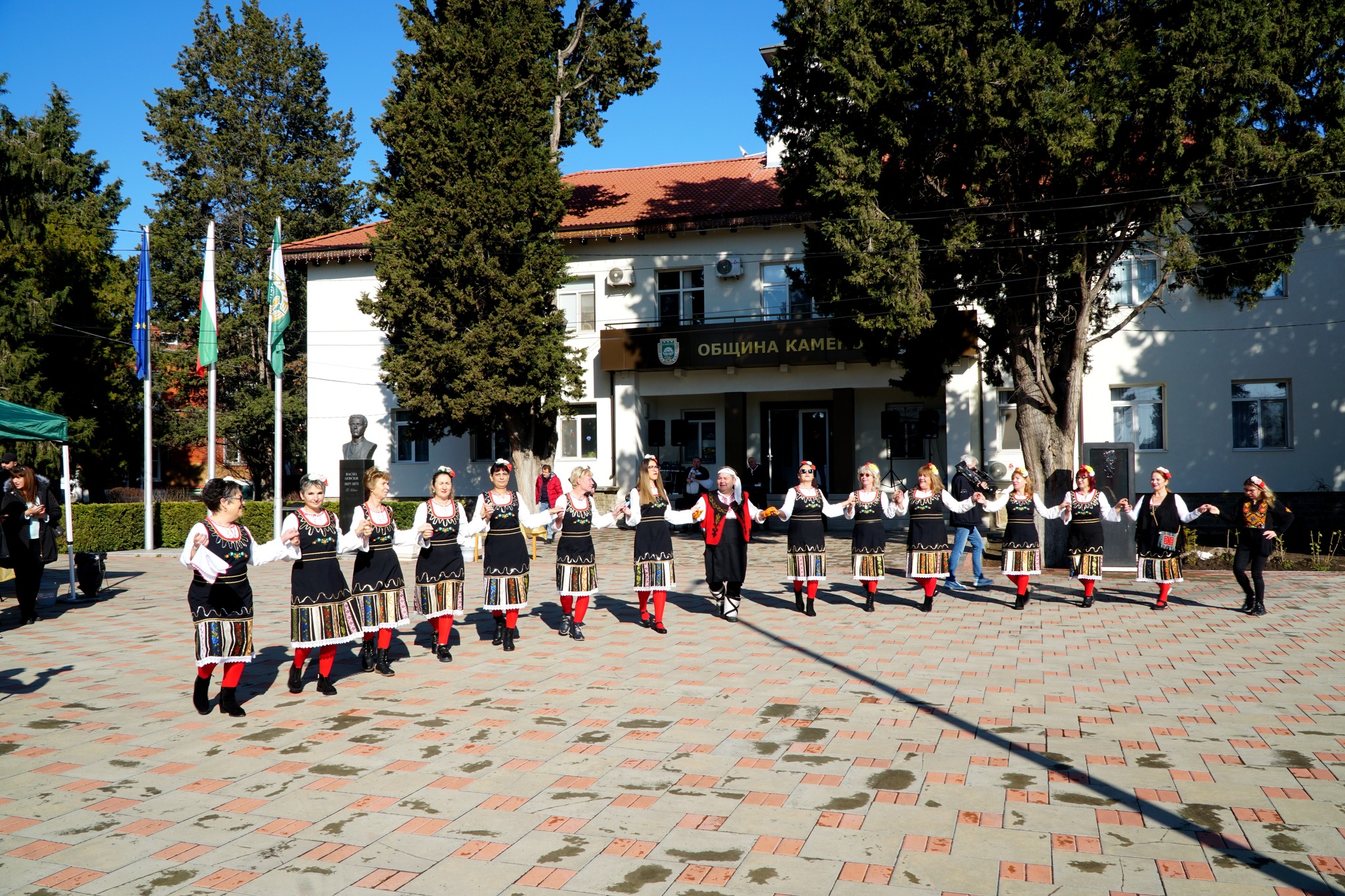 В Камено зарязаха лозята с едни от най-опитните майстори на виното 