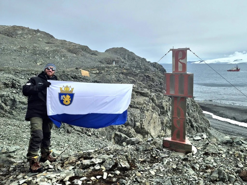 Д-р Карен Мануелян развя знамето на Бургас насред Антарктида