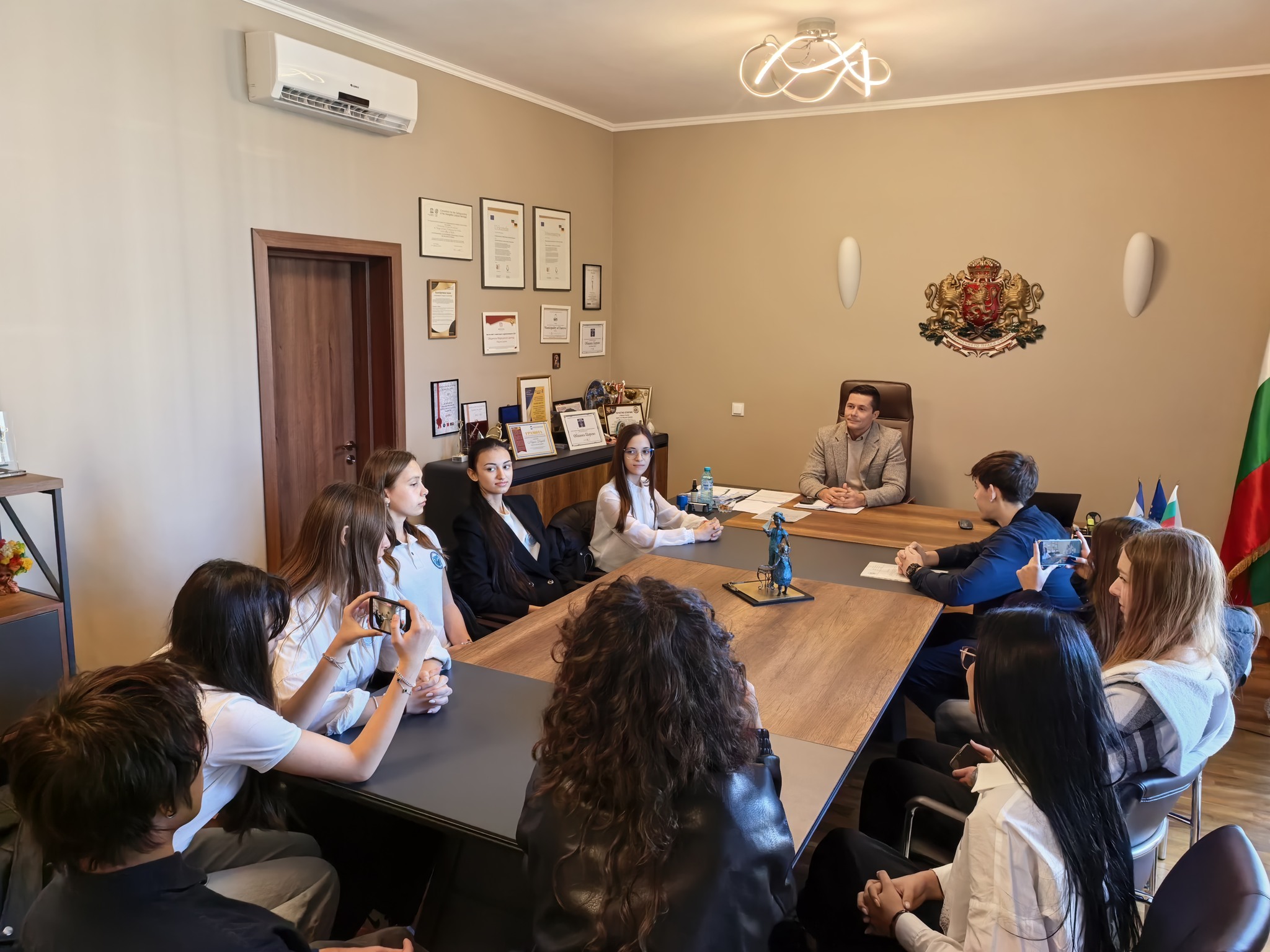 Единайсетокласници в Царево на посещение в общината, за да видят какво работи кметът