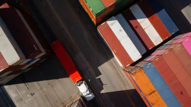 Търговският дефицит на България се сви с 40% в края на октомври