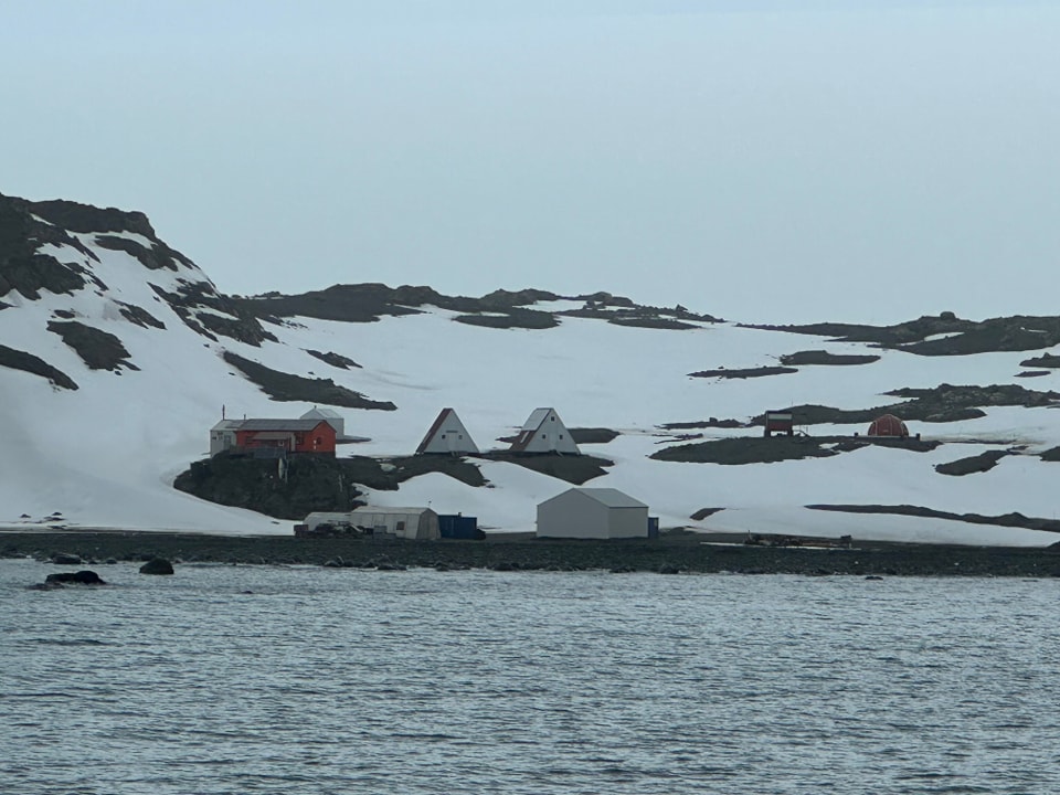 Корабът „Св. Св. Кирил и Методий“ акостира на остров Ливингстън