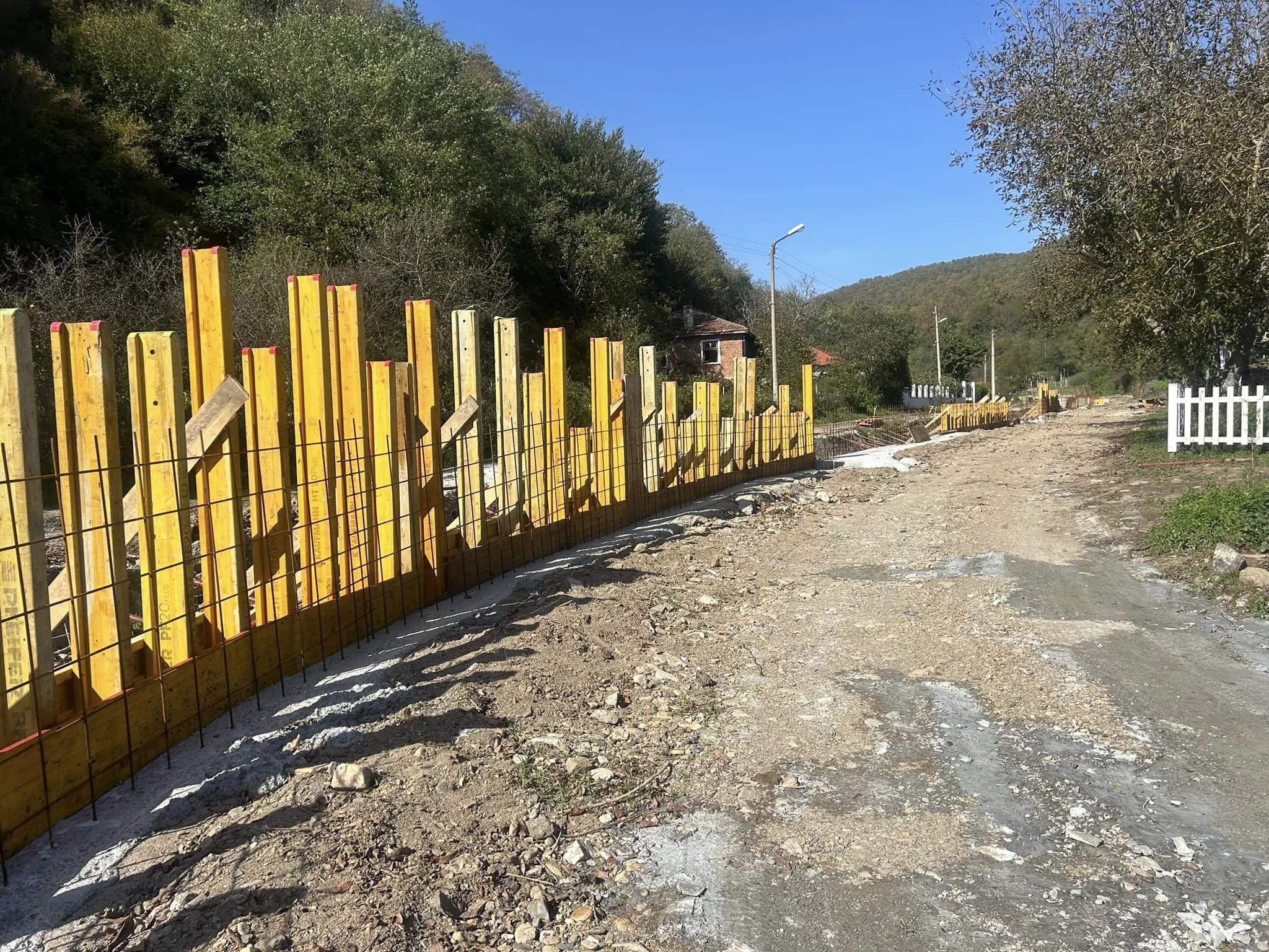 Напредва укрепването на коритото на реката в царевското село Кости 