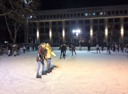 Бургазлии ще се радват на голяма ледена пързалка на „Тройката“