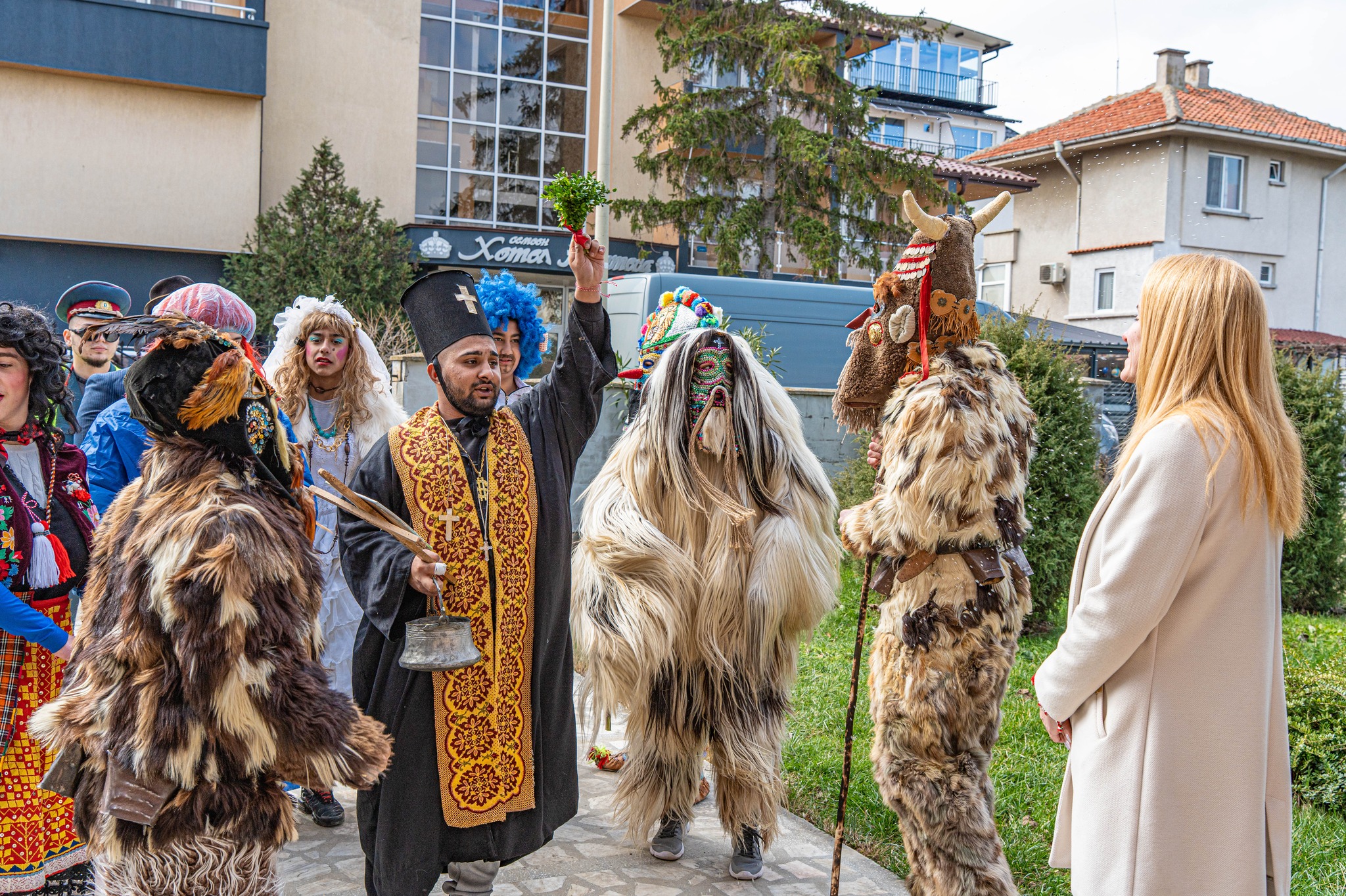 Кукери наричаха за здраве и берекет в Лозенец 