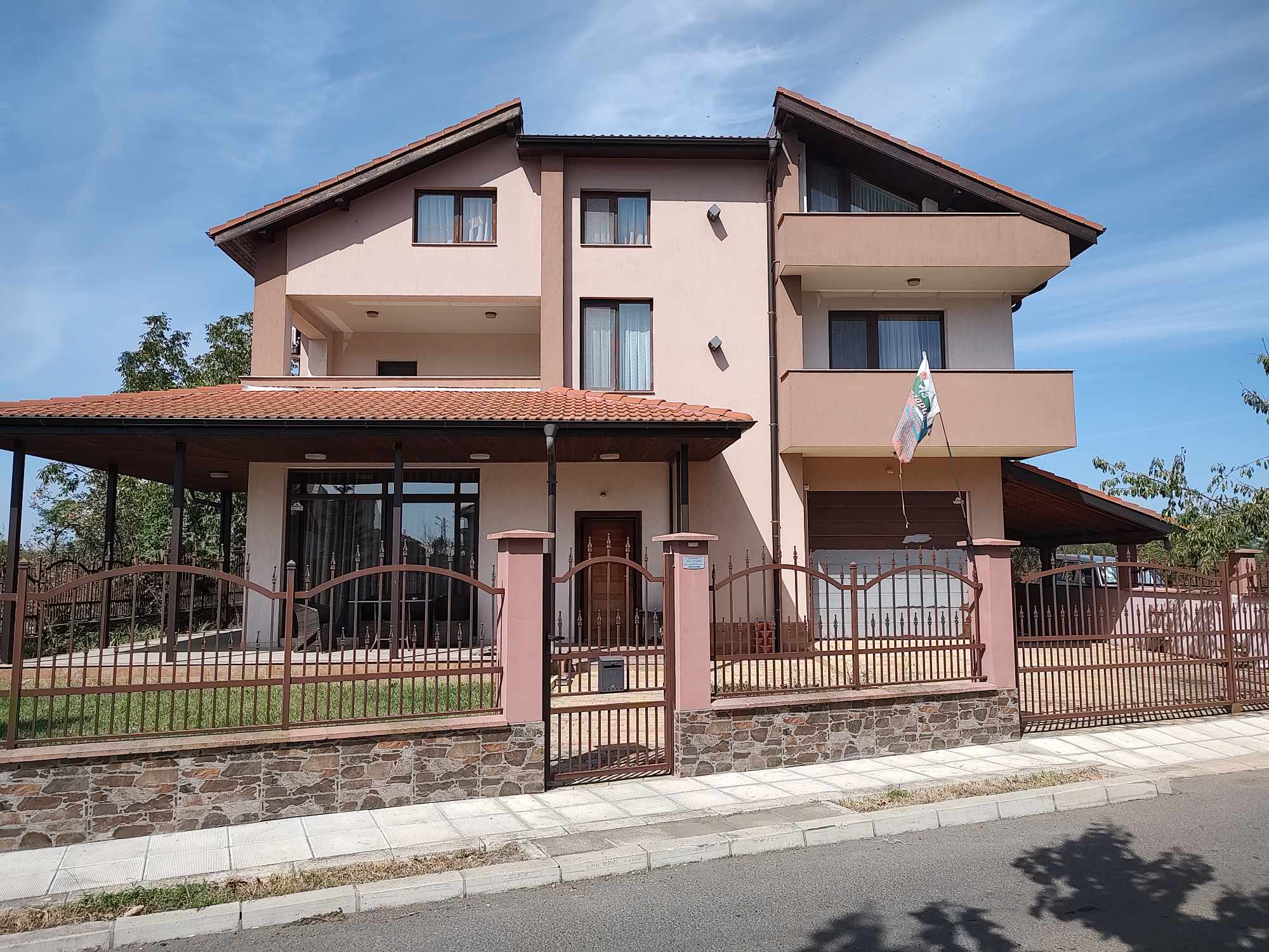 Повдигнаха обвинение на общинаря от Несебър, задържан за купуване на гласове