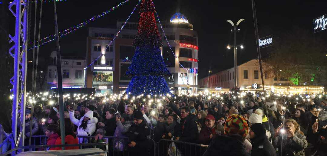 Горещо като на летен фестивал в новогодишната нощ в Бургас 