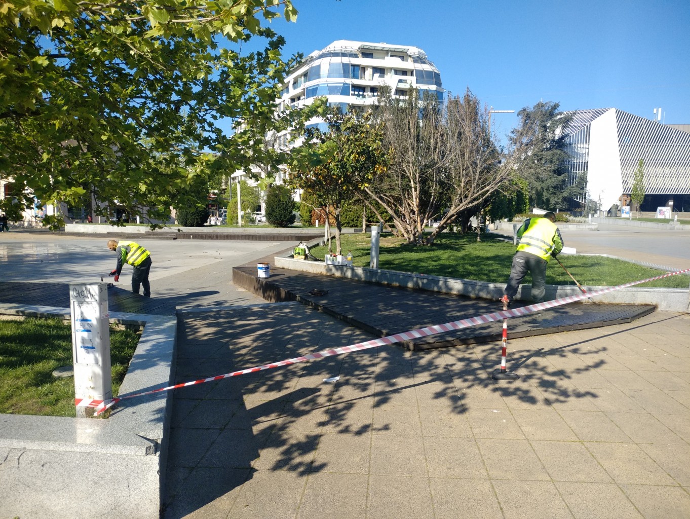 Възстановяват и освежават парковата мебел в Бургас