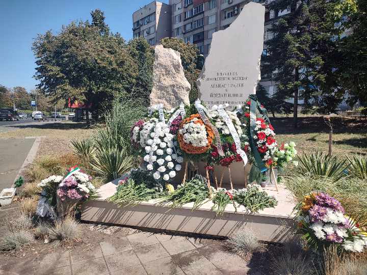 Благотворително шествие почете паметта на двамата полицаи в Бургас 