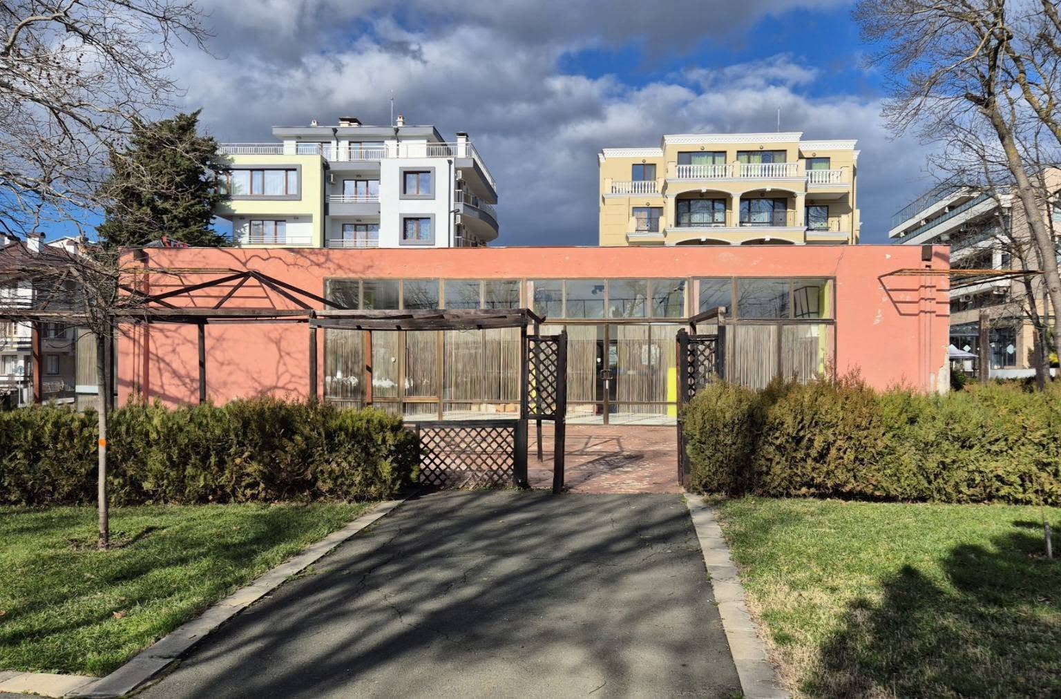 Приморско преобразява Морската градина: превръща пустееща сграда в арт център