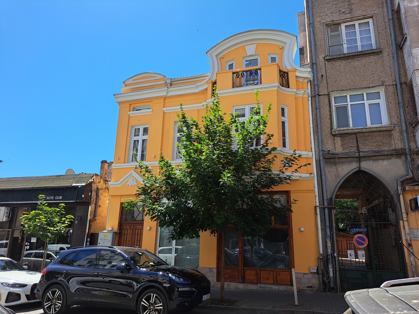 Реставрирана сграда напомня за славните години на улица „Фердинандова“