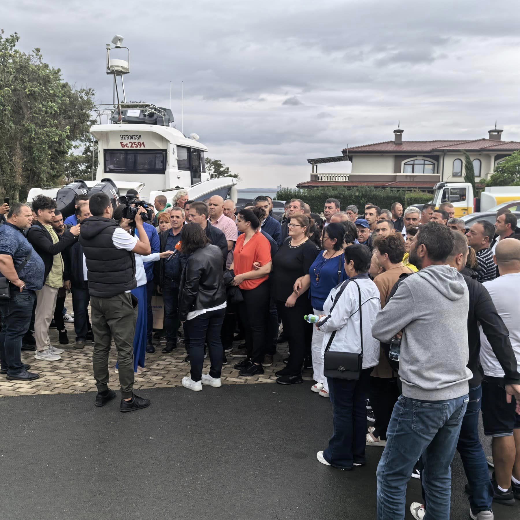 Трети ден поддръжници на Ахмед Доган дежурят в Росенец, за да го пазят   