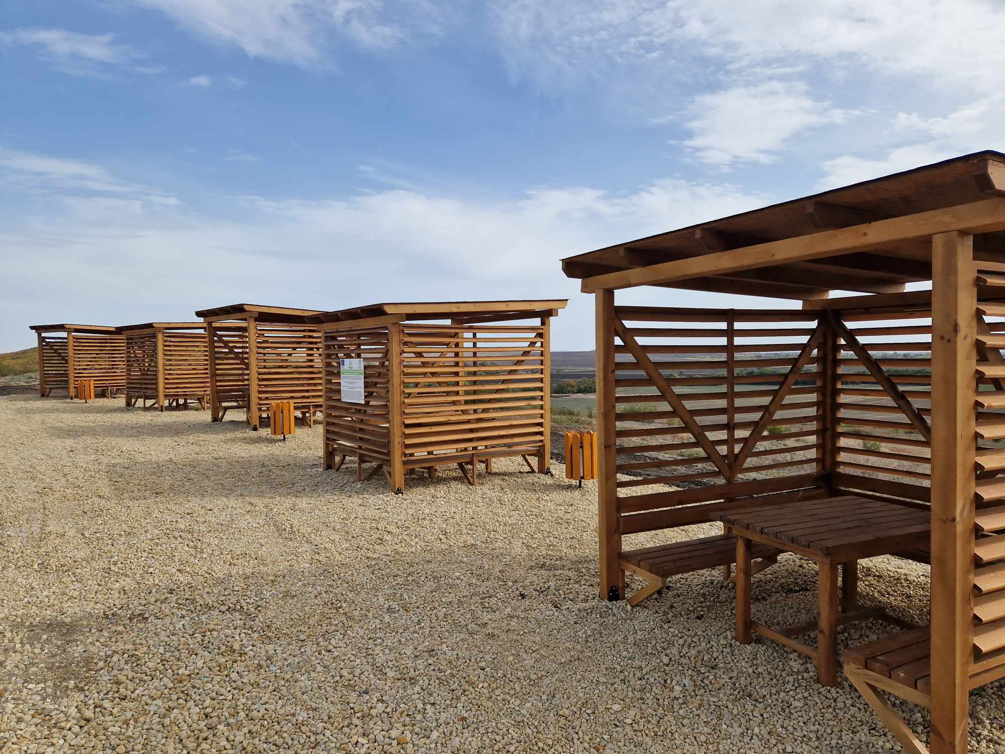 Зоната за отдих край крепостта Русокастро се разраства, дървена пътека води до самата забележителност 