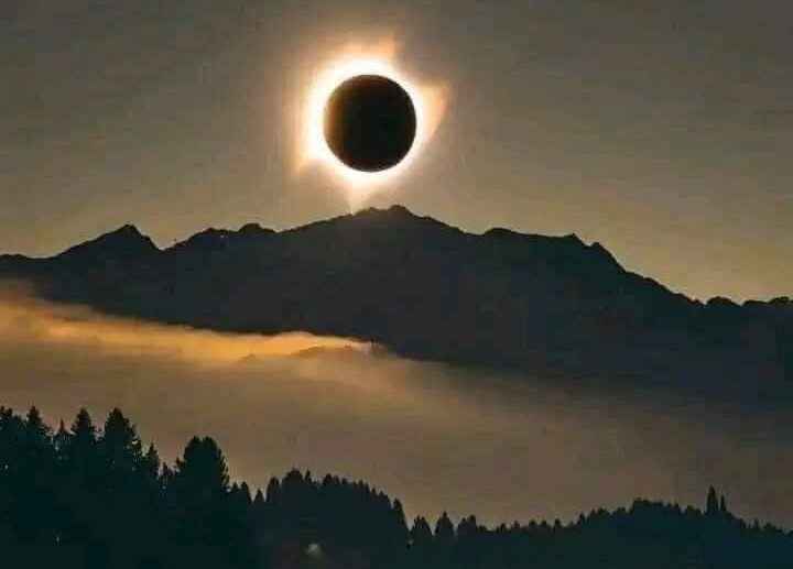 Милиони наблюдаваха пълното слънчево затъмнение