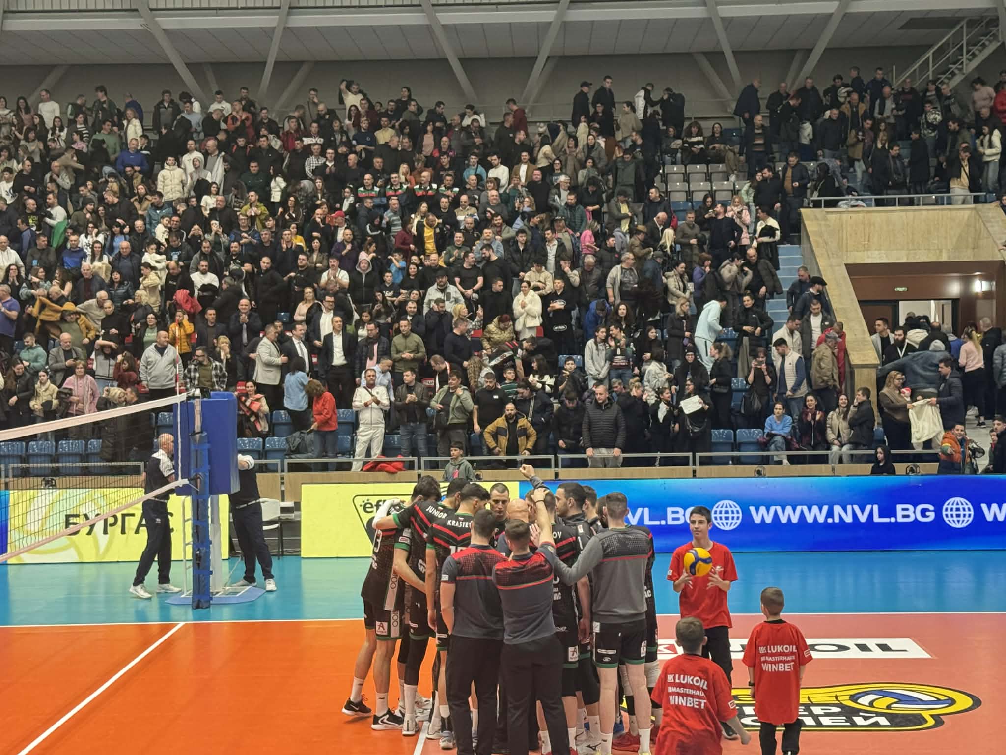 С пълни трибуни в мача между "Нефтохимик" и "Дея спорт" беше открито новото спортно бижу на Бургас   