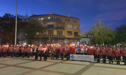 Стотици  ученици почетоха народните будители с мащабно факелно шествие в Бургас