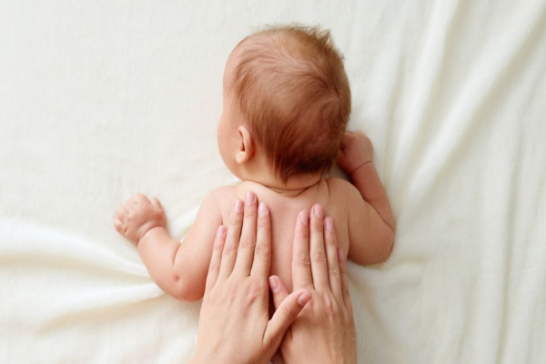 Масажът за бебета набира популярност като лесен и ефективен метод за успокоение