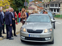 Радев се появи на официално посещение, шофирайки шкодата на съпругата си