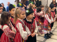 Коледарска група и сурвакари наричаха за здраве и берекет в Община Камено